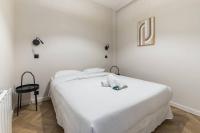 Posteľ alebo postele v izbe v ubytovaní HSH Saint Lazare-Opéra Calm & Cosy Apartment