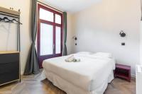 Posteľ alebo postele v izbe v ubytovaní HSH Saint Lazare-Opéra Calm & Cosy Apartment
