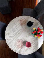 - une table blanche avec un bol de fleurs dans l&#39;établissement Apartman Sanjar Vidikovac, à Kneževac