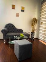 - un salon avec un canapé et une table dans l&#39;établissement Apartman Sanjar Vidikovac, à Kneževac
