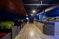 The View Chiang Dao في تشينغ داو: بار في مطعم ليلاً