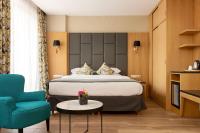 Una habitación de hotel con una cama y una silla azul. en Hotel Bristol, en Mulhouse
