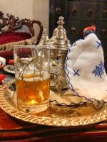 un vassoio con un bicchiere di whisky e un bicchiere di tè di Riad ABBASSIA Marrakech Premiere - Authentic Medina Experience a Marrakech