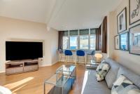 A television and/or entertainment centre at Appartement en front de mer
