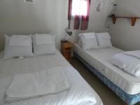 Posteľ alebo postele v izbe v ubytovaní Charmante maison avec mezzanine, terrasse et piscine, proche plage - 4 pers. - FR-1-540-167