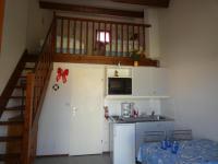 Kuchyňa alebo kuchynka v ubytovaní Charmante maison avec mezzanine, terrasse et piscine, proche plage - 4 pers. - FR-1-540-167