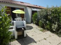 Vonkajšia záhrada v ubytovaní Charmante maison avec mezzanine, terrasse et piscine, proche plage - 4 pers. - FR-1-540-167