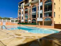 Basen w obiekcie Studio cabine cosy avec piscine, proche Aqualand et plage, parking disponible, terrasse privative - FR-1-607-159 lub w pobliżu