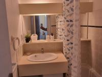Łazienka w obiekcie Studio cabine cosy avec piscine, proche Aqualand et plage, parking disponible, terrasse privative - FR-1-607-159