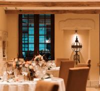 une salle à manger avec une table et des nappes blanches dans l'établissement LE SOLEIL D'OR, à Joinville