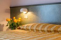 A bed or beds in a room at Hotel Capri Bardolino 3S