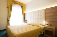 A bed or beds in a room at Hotel Capri Bardolino 3S