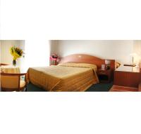 A bed or beds in a room at Hotel Capri Bardolino 3S