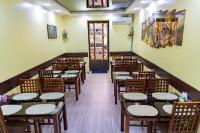 een klaslokaal met tafels en stoelen in een kamer bij Shakh Sultan in Tasjkent