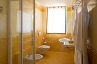 A bathroom at Hotel Capri Bardolino 3S