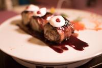 um prato branco com um pedaço de comida em Hotel Roberto Slanic Prahova em Slănic