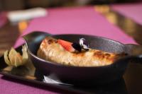 um pedaço de comida em uma panela preta com um morango em cima em Hotel Roberto Slanic Prahova em Slănic