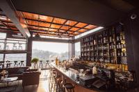 La Maison Boutique Hotel في كاو بانغ: بار في مطعم مطل