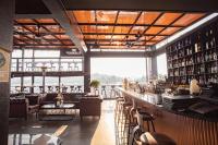 La Maison Boutique Hotel في كاو بانغ: مطعم مع بار مطل على الماء