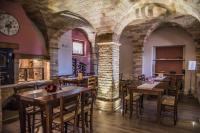 A restaurant or other place to eat at Dimora Rosso Piceno