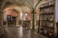 A restaurant or other place to eat at Dimora Rosso Piceno