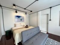Postel nebo postele na pokoji v ubytování Mini-Me HUBS, Charm Suites & Pool in Old City
