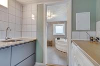 Koupelna v ubytování Large And Newly Renovated Holiday Home In Cozy Ingstrup