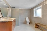 Koupelna v ubytování Large And Newly Renovated Holiday Home In Cozy Ingstrup