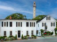 una casa blanca con una torre de reloj en el fondo en The Provincetown Hotel at Gabriel&#39;s, en Provincetown