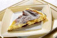 um pedaço de massa num prato numa mesa em Stara lipa Tašner kitchen & P & garage - self check-in em Maribor