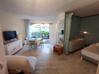 Telewizja i/lub zestaw kina domowego w obiekcie Appartement au calme (2 à 4 Pers.) avec Piscines + Parking
