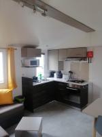 Kuchyňa alebo kuchynka v ubytovaní SAS MHVACANCES LOUE MOBILHOME 2 CHAMBRES PROCHE CHATEAUX et ZOO BEAUVAL