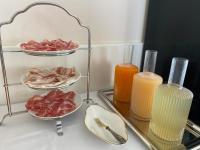Jedlo v ubytovaní bed & breakfast alebo blízkom okolí