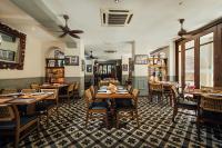 un ristorante con tavoli e sedie in una stanza di Campbell House a George Town