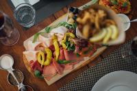 un tavolo in legno con un piatto di cibo sopra di Campbell House a George Town