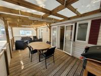 Televízia a/alebo spoločenská miestnosť v ubytovaní MOBIL HOME 68 JARDINS ATLANTIQUE