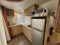 Kuchyňa alebo kuchynka v ubytovaní MOBIL HOME 68 JARDINS ATLANTIQUE