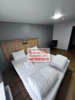 Una cama grande en una habitación con un cartel. en FOKA Hostel, en Wroclaw