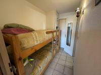Łóżko lub łóżka w pokoju w obiekcie Studio cabine avec piscine à Saint-Cyprien, plage à 50m - FR-1-106-76