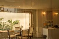 uma sala de jantar com mesa e cadeiras e uma janela em RUBENS BOUTIQUE HOTEL em Phan Thiet