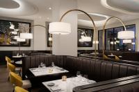 JW Marriott Tampa Water Street في تامبا: مطعم به طاولات وكراسي وثريات