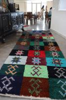 kolorowy dywan na podłodze w pokoju w obiekcie Bhalil Farm House w mieście Sefrou