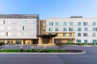 Un estacionamiento vacío frente a un edificio en Courtyard by Marriott St Paul Woodbury, en Woodbury