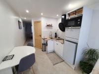 Kuchyňa alebo kuchynka v ubytovaní Charmant Appartement au Centre-ville d'Épinal, Parfait pour 2 avec Commodités Incluses - FR-1-589-468
