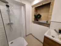 Kúpeľňa v ubytovaní Charmant Appartement au Centre-ville d'Épinal, Parfait pour 2 avec Commodités Incluses - FR-1-589-468