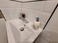 Kúpeľňa v ubytovaní Charmant Appartement au Centre-ville d'Épinal, Parfait pour 2 avec Commodités Incluses - FR-1-589-468
