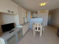Kuchyňa alebo kuchynka v ubytovaní Appartement 2 pièces climatisé en front de mer au Grau d'Agde avec terrasse et accès direct à la plage - FR-1-423-275