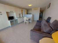 Kuchyňa alebo kuchynka v ubytovaní Appartement 2 pièces climatisé en front de mer au Grau d'Agde avec terrasse et accès direct à la plage - FR-1-423-275