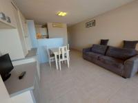 Kuchyňa alebo kuchynka v ubytovaní Appartement 2 pièces climatisé en front de mer au Grau d'Agde avec terrasse et accès direct à la plage - FR-1-423-275