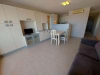 Televízia a/alebo spoločenská miestnosť v ubytovaní Appartement 2 pièces climatisé en front de mer au Grau d'Agde avec terrasse et accès direct à la plage - FR-1-423-275